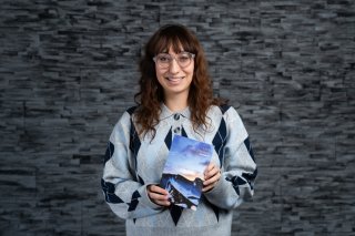 Velia Ferracini sort son premier roman saupoudré de poésie le 7 février 2025. Le vernissage aura lieu samedi 8 février dans la librairie Payot à Sion.